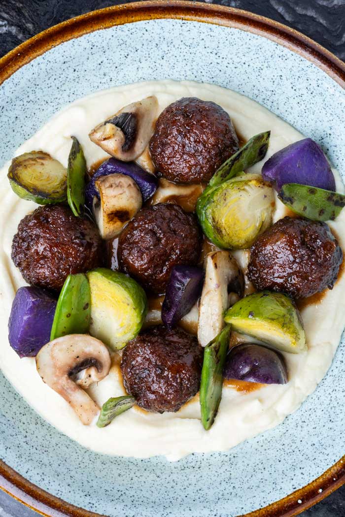 Albóndigas de carne de buey con verduritas salteadas, plato de cocina casera en Kulto restaurante Madrid Retiro