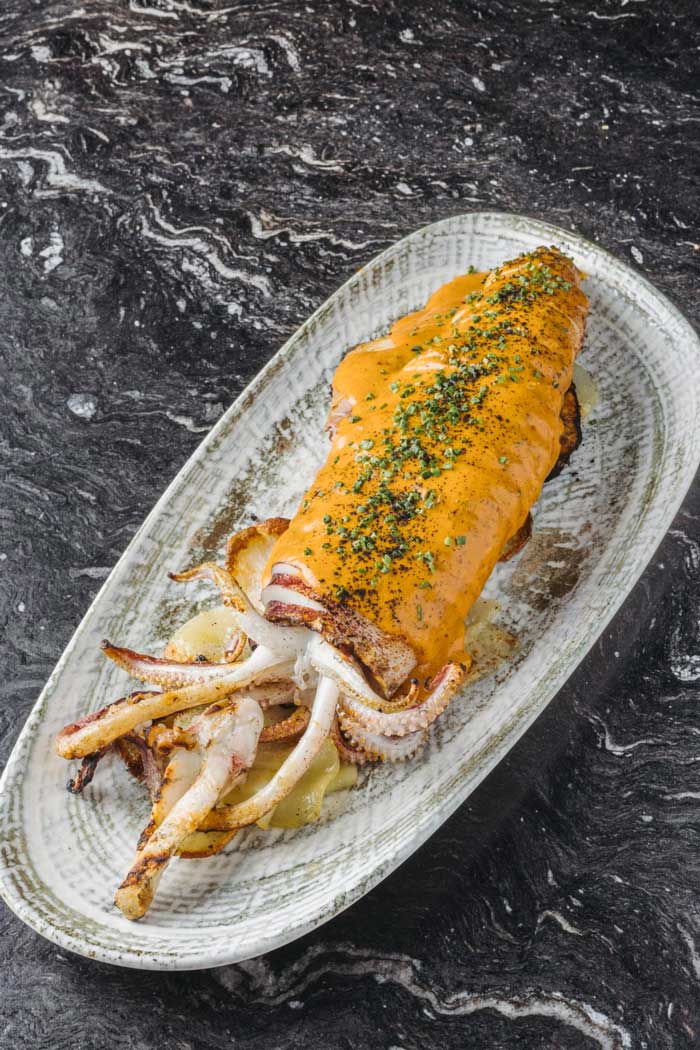 Calamar de la bahía a la brasa con salsa meunière de sobrasada servido en Kulto, restaurante de autor en Madrid Retiro