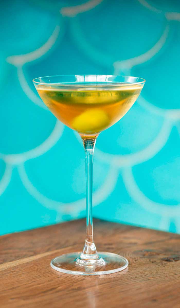 Cóctel Adonis Coronation elaborado con manzanilla, vermut blanco y licor Maraschino, servido en el restaurante Kulto en Madrid Retiro