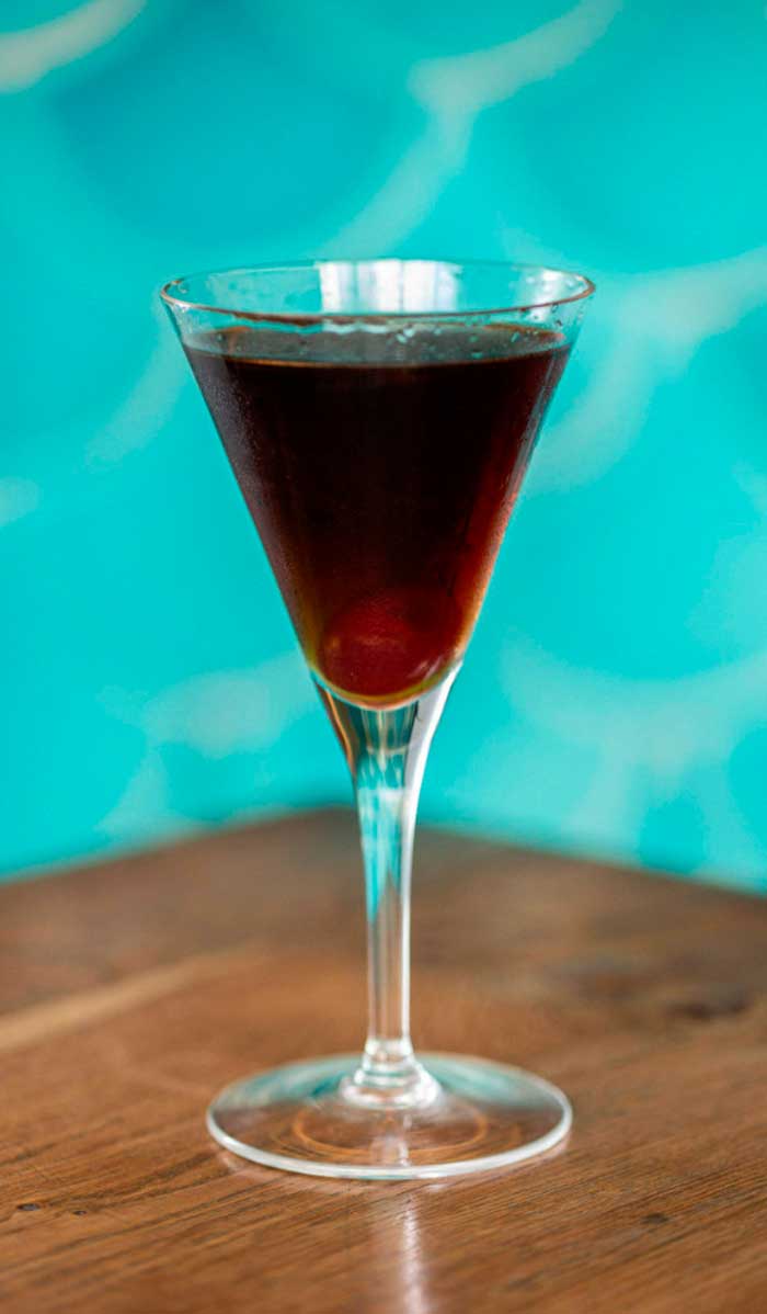 Cóctel Adonis elaborado con manzanilla, amontillado y vermut rojo, servido en Kulto Madrid Retiro