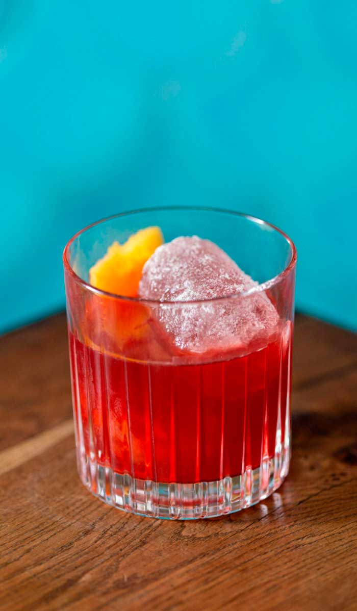 Bombardier, cóctel de autor inspirado en el Negroni, reinterpretado en el restaurante Kulto del barrio Retiro en Madrid