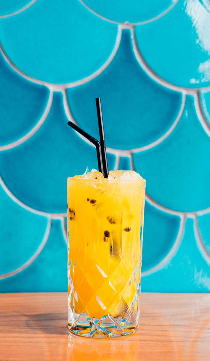 Dieguito, cóctel refrescante con cachaza, fruta de la pasión y soda-lima, servido en el restaurante Kulto del barrio Retiro en Madrid