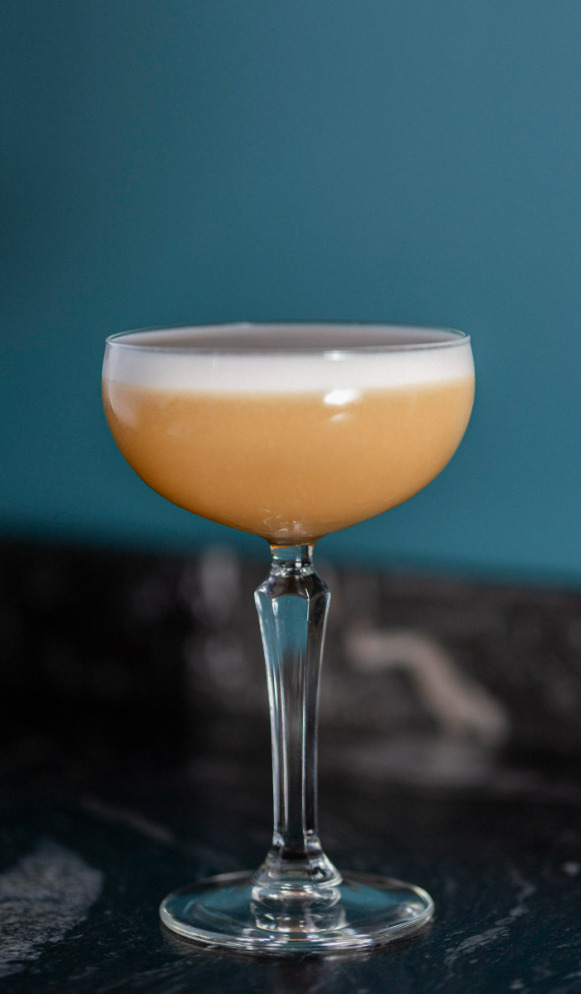 Cóctel Moraga elaborado con brandy de Jerez, sirope de melocotón y vino blanco, servido en restaurante Kulto en Madrid Retiro