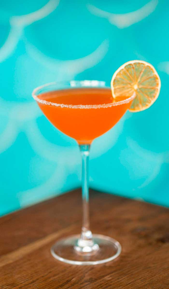 Cóctel Nudista y Famoso con mezcal, Aperol y Yellow Chartreuse, servido en restaurante Kulto en el barrio Retiro de Madrid