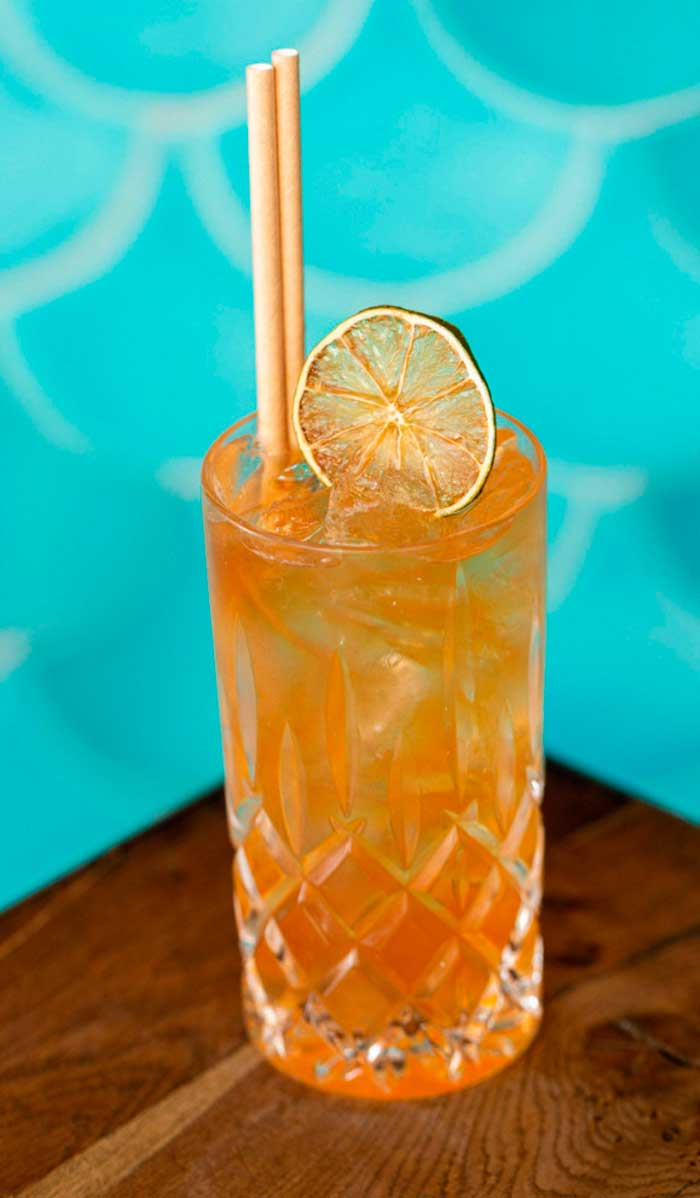 Cola Sin Cola, cóctel de autor con ron o whisky, angostura y ginger beer, servido en restaurante Kulto del barrio Retiro en Madrid