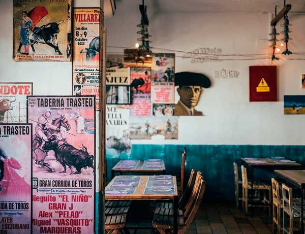 Pared decorada de la taberna Trasteo del Chef Jose Fuentes en Zahara de los Atunes