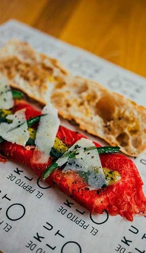 pepito de ternera con pan crujiente y ternera, plato de Kulto