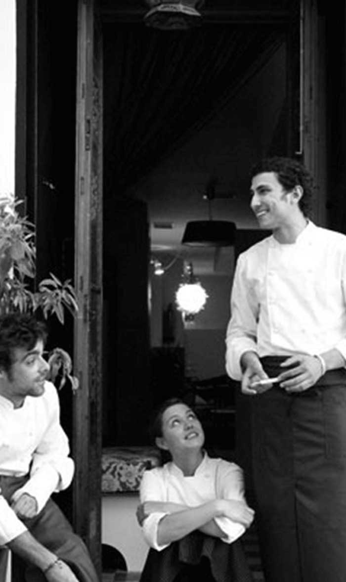 José Fuentes y equipo de cocina en blanco y negro, momento relajado