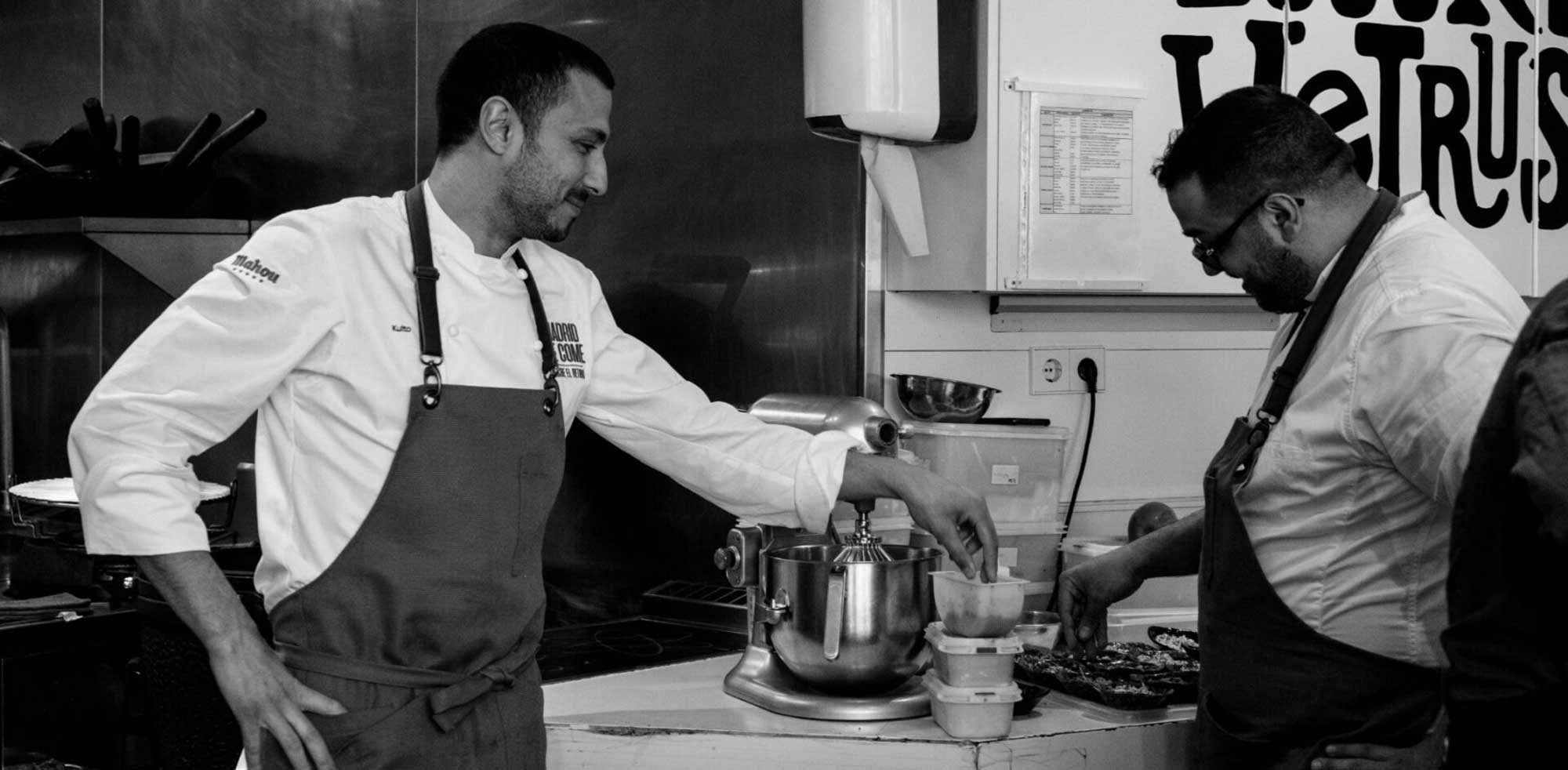 José Fuentes en cocina con el chef Dani Molina, usando equipo profesional