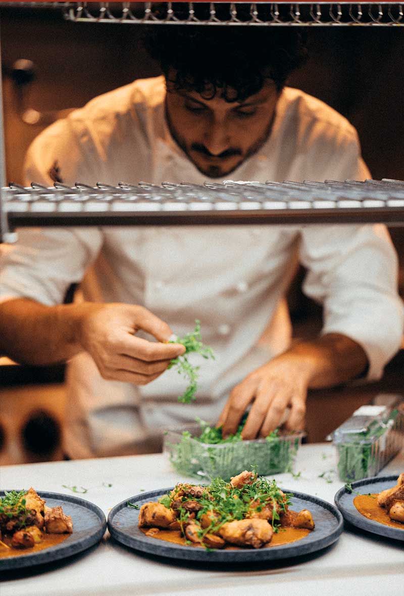 El chef José Fuentes emplatando con precisión en Kulto