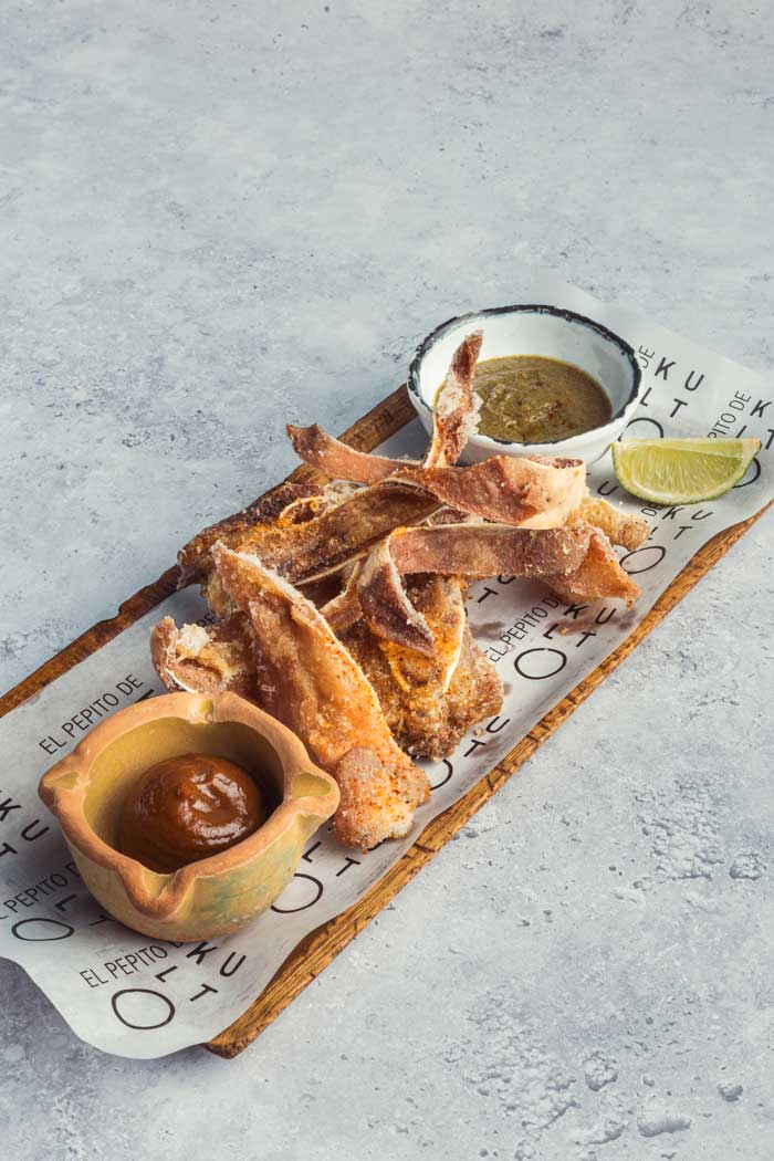 Oreja de cerdo muy crujiente con salsa brava servida en el restaurante Kulto en Madrid zona Retiro