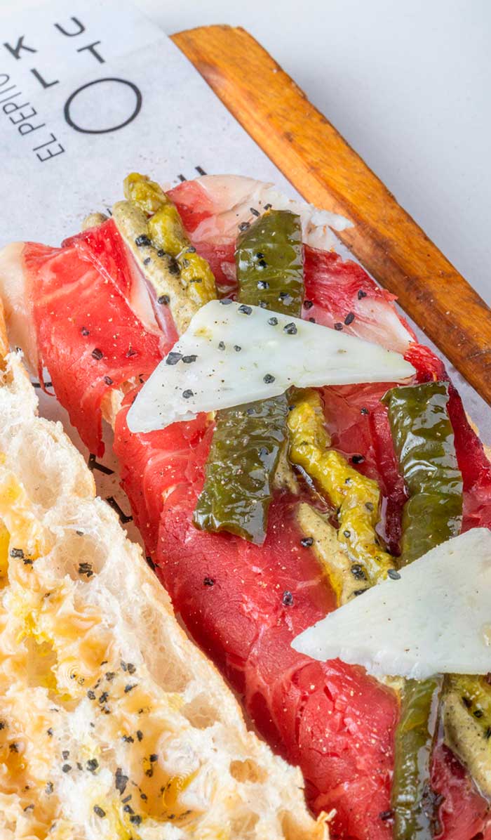 Bocadillo El Pepito de Kulto con ternera blanca, cebolla roja encurtida y chimichurri, servido en restaurante Kulto Madrid