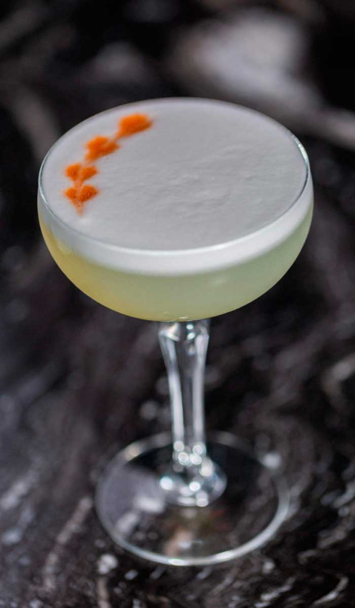 Pisco Sour con pisco, zumo de lima, azúcar y clara de huevo, preparado en el restaurante Kulto del barrio Retiro en Madrid