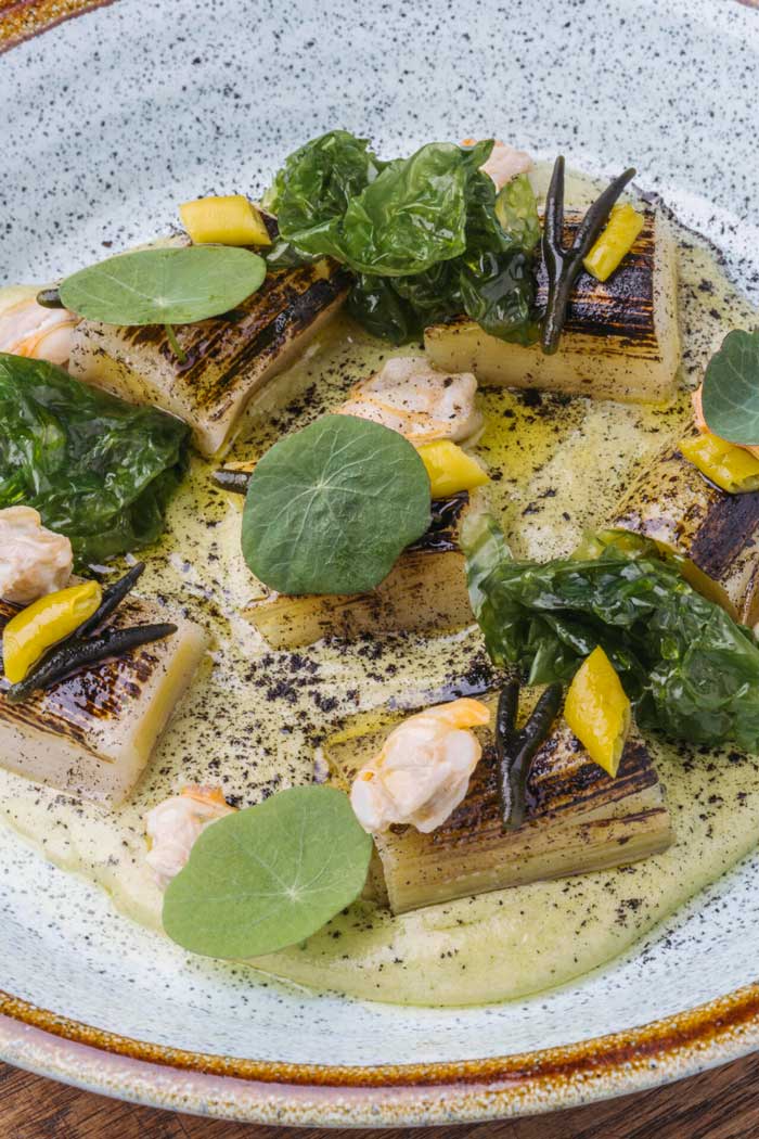 Puerro asado con pil-pil de algas marinas servido en el restaurante Kulto, zona Retiro de Madrid