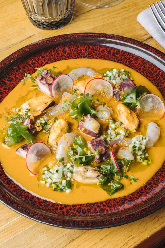 Salpicón moruno con gambas, mejillón y pulpo, plato fresco y especiado del restaurante KultO en Madrid.