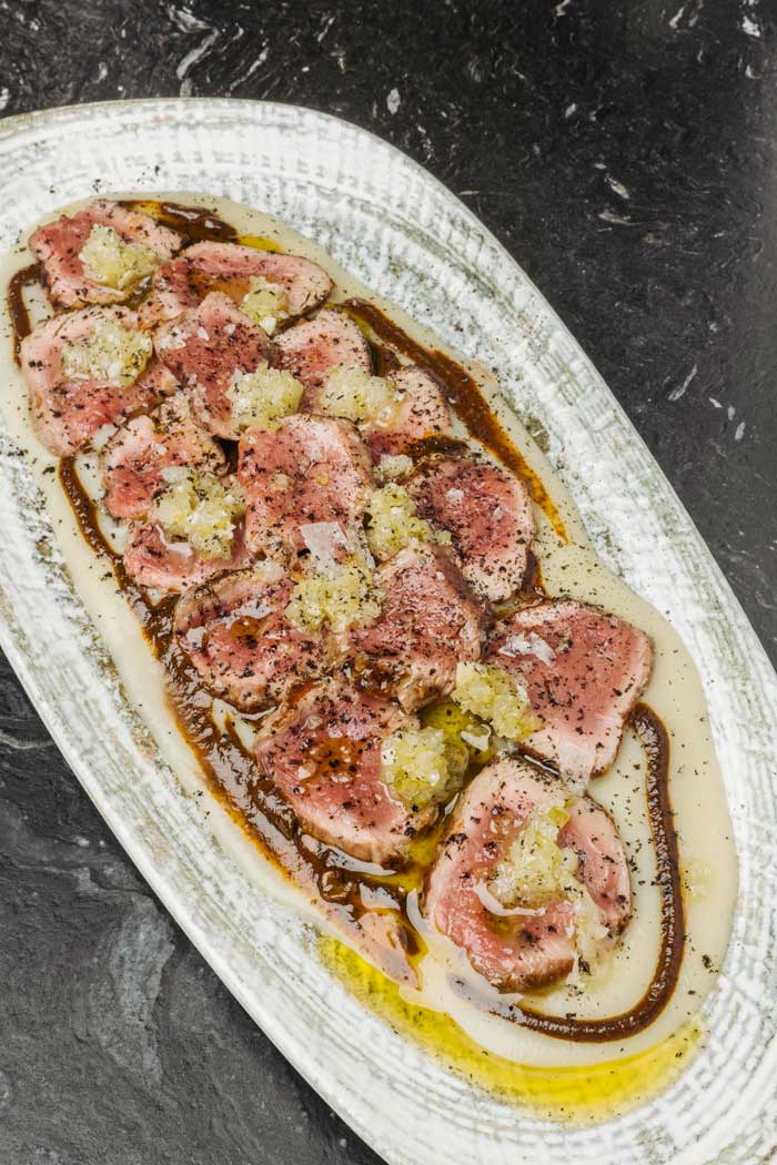 Solomillo ibérico 100% bellota sobre parmentier de hinojo asado y barbacoa de amontillado, plato principal del restaurante KultO en Madrid.