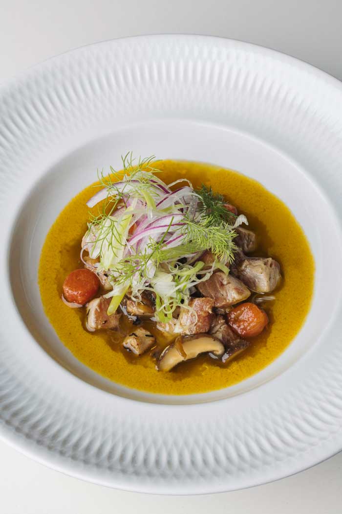 Tarantelo de atún rojo semicrudo escabechado al momento servido en Kulto, restaurante de autor en Madrid Retiro