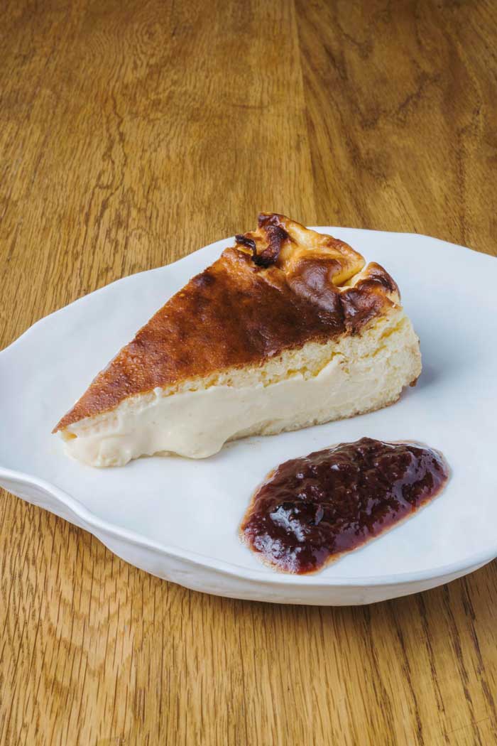 Tarta de queso cremosa con base artesanal servida como postre casero en restaurante Kulto, barrio Retiro de Madrid