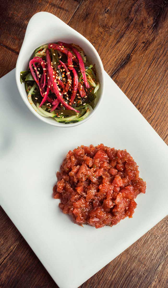 Tartar de atún rojo ligeramente ahumado con romero servido en el restaurante Kulto, zona Retiro de Madrid